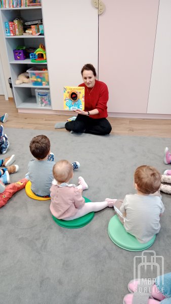 Biblioteka Gorlice, Bibliotekarka prezentuje maluchom Pana Niedźwiadka.jpg